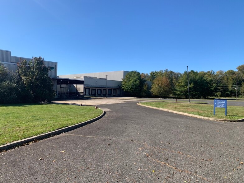 More Photos Of 235 Willow Brook Rd, Freehold Manufacturing For Lease