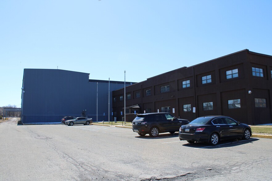 Primary Photo Of 101 Carleton Ave, Hazleton Manufacturing For Lease