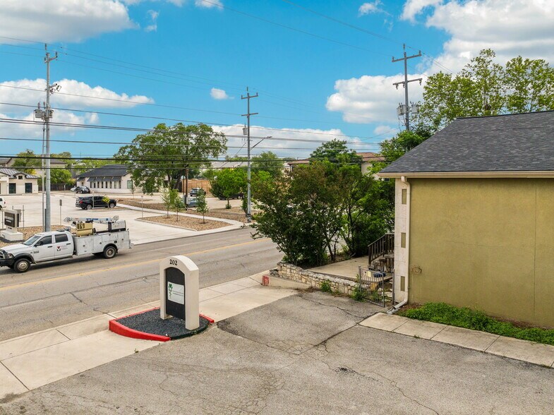 More Photos Of 202 W Sunset Rd, San Antonio Freestanding For Sale