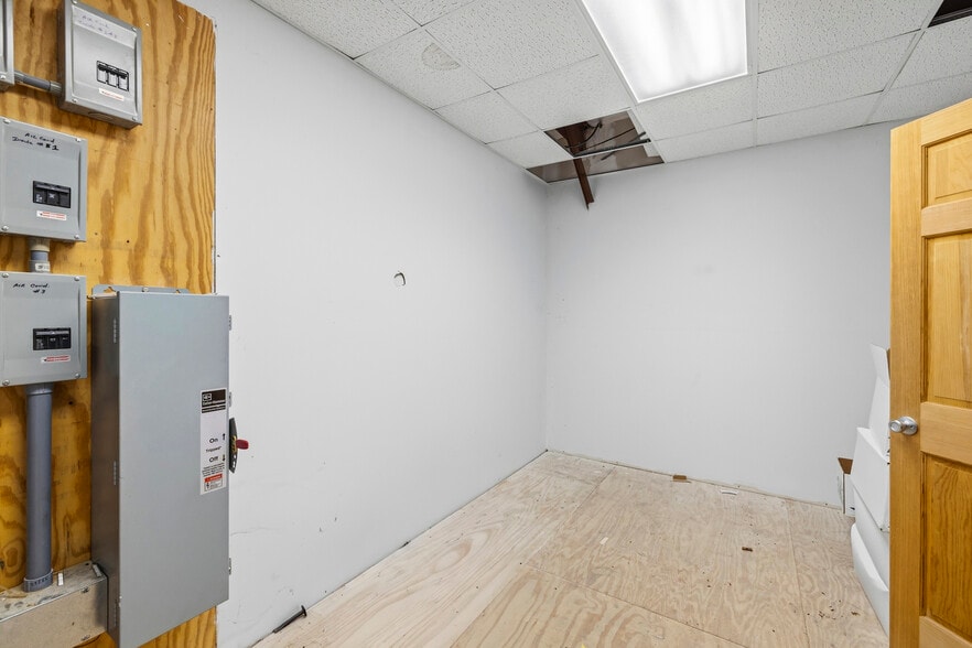More Photos Of 966 Greensboro Rd, Eatonton Flex For Lease