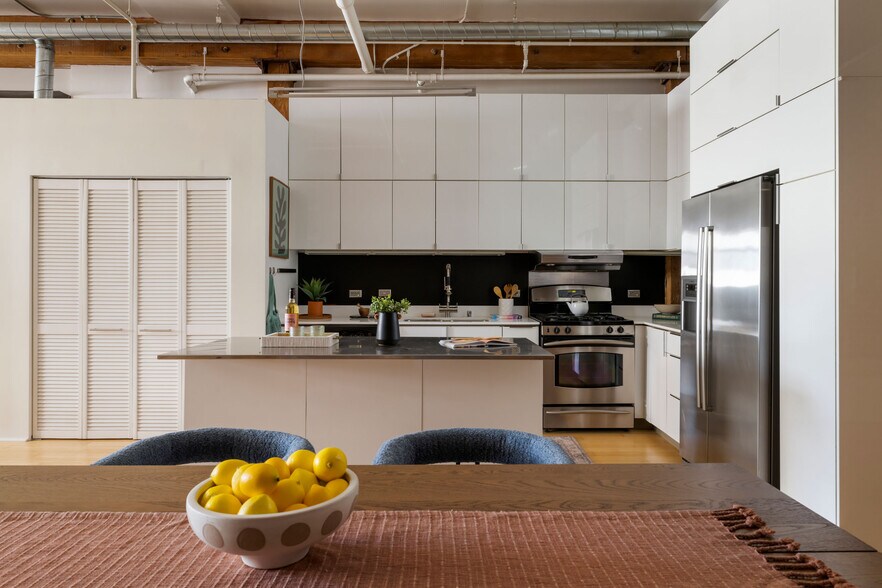More Photos Of 500-530 Molino St, Los Angeles Office For Sale