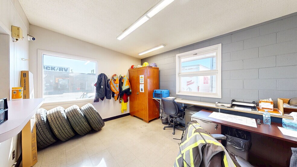 More Photos Of 662 15 St SW, Medicine Hat Industrial For Sale