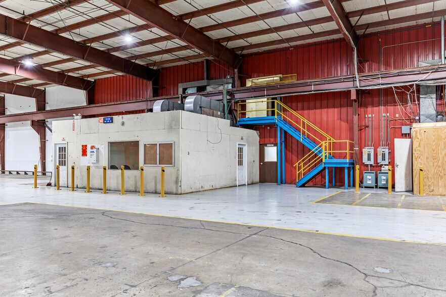 More Photos Of 1402 E Veterans Memorial Pky, Warrenton Manufacturing For Sale