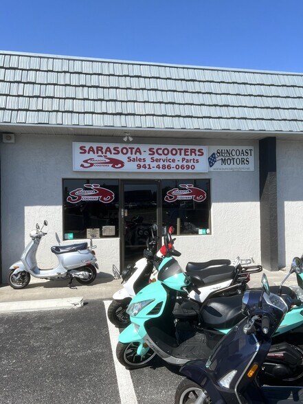 More Photos Of 851-859 US Highway 41 Byp S, Venice Storefront For Lease