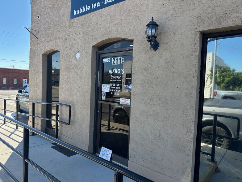 More Photos Of 211 E Court St, Seguin Storefront Retail Office For Lease