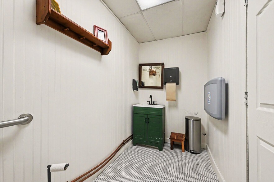 More Photos Of 115 N Main St, Faith Restaurant For Sale