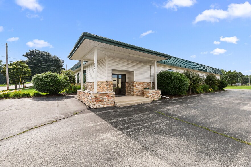 More Photos Of 1828 Park Ave, New Holstein Light Distribution For Sale