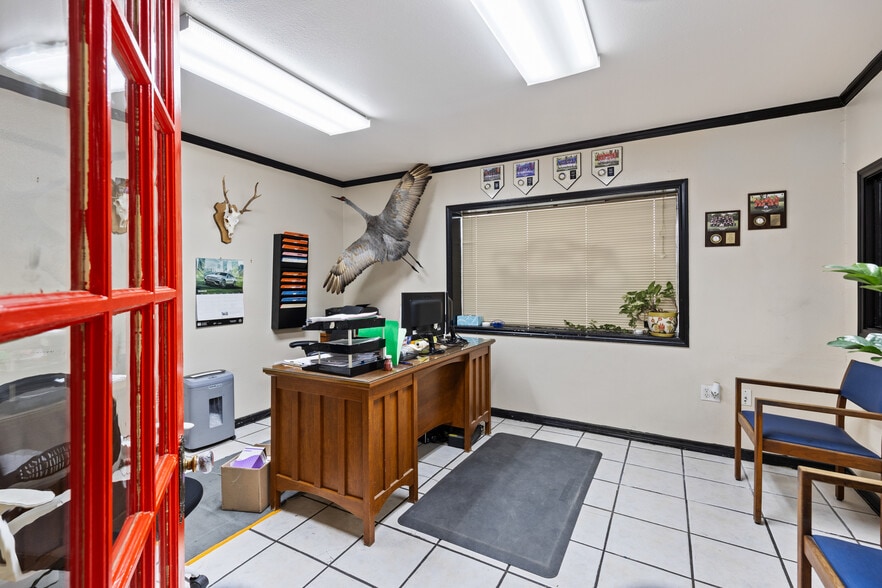 More Photos Of 955 W Kingsbury St, Seguin Auto Repair For Sale