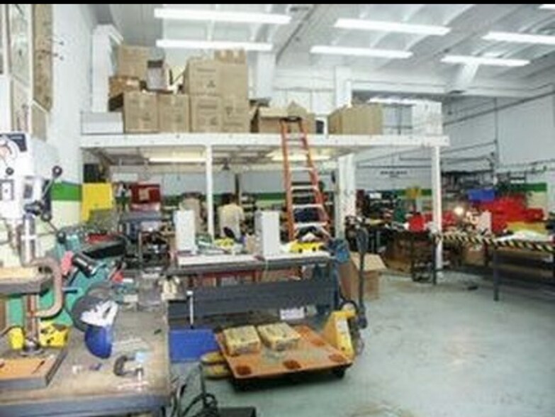 More Photos Of 2 N Blackwater Ln, Key Largo Showroom For Lease