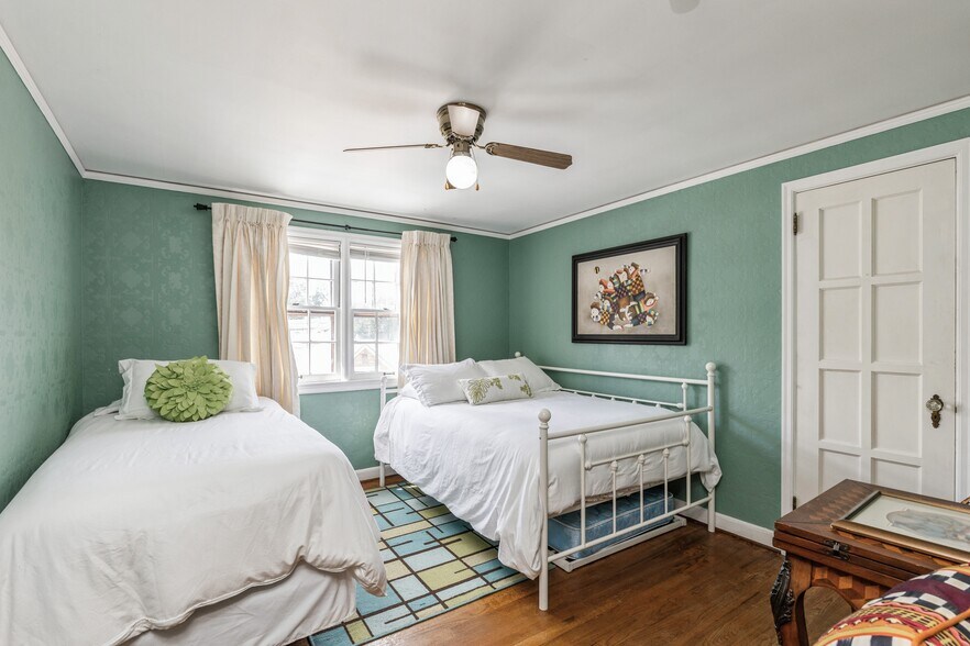 More Photos Of 324 1st St, Des Moines General Retail For Sale