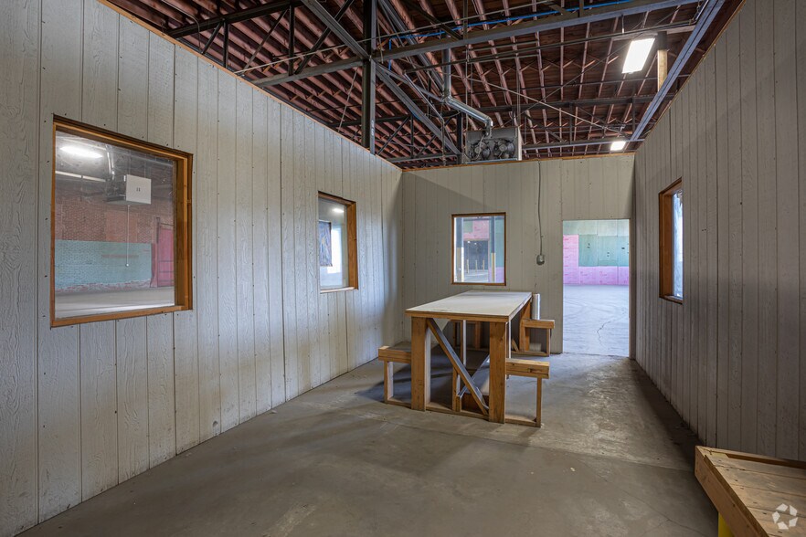 More Photos Of 88-92 Sunshine Rd, Kansas City Distribution For Lease