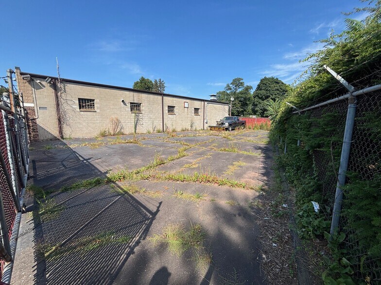 More Photos Of 390 New State Rd, Manchester Auto Repair For Sale