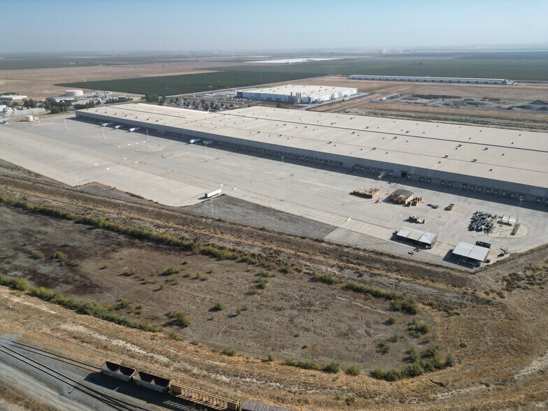 More Photos Of 1700 Schuster Rd, Delano Distribution For Lease