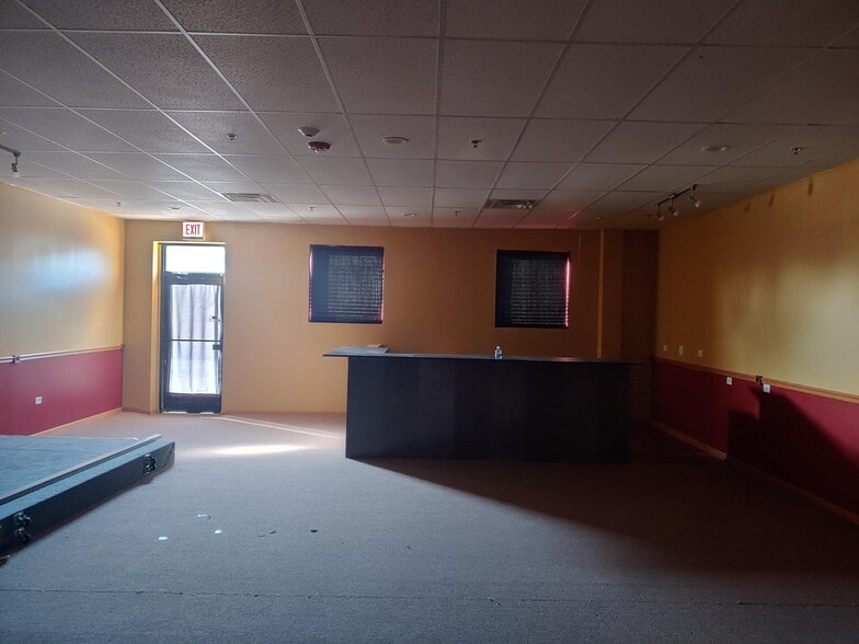 More Photos Of 4050-4140 W 87th St, Hometown Unknown For Lease