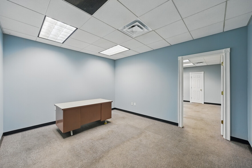 More Photos Of 9552 York Alpha Dr, North Royalton Service For Sale