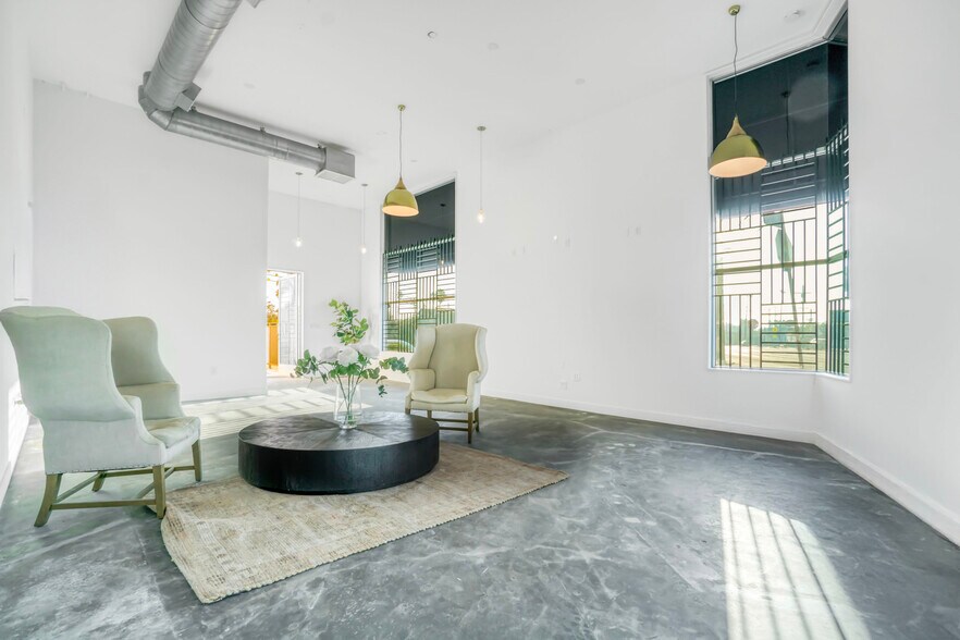 More Photos Of 328 Lincoln Blvd, Venice Storefront Retail Residential For Sale