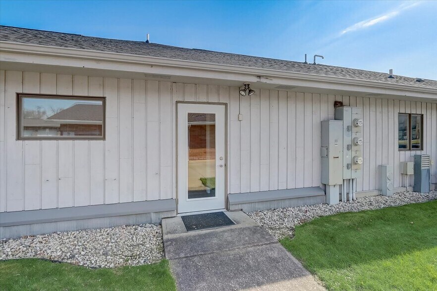 More Photos Of 111-113 Depot, Johnson Creek Medical For Sale