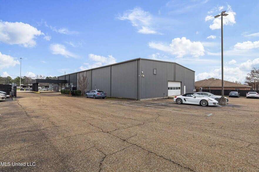 More Photos Of 5385 N I 55 St, Jackson Auto Dealership For Sale