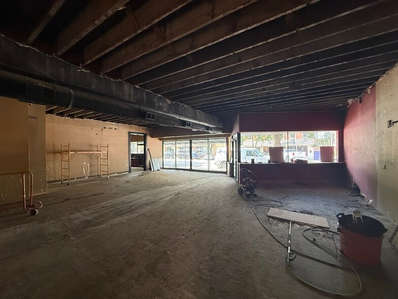 More Photos Of 134 E Market St, New Albany Storefront Retail Office For Lease