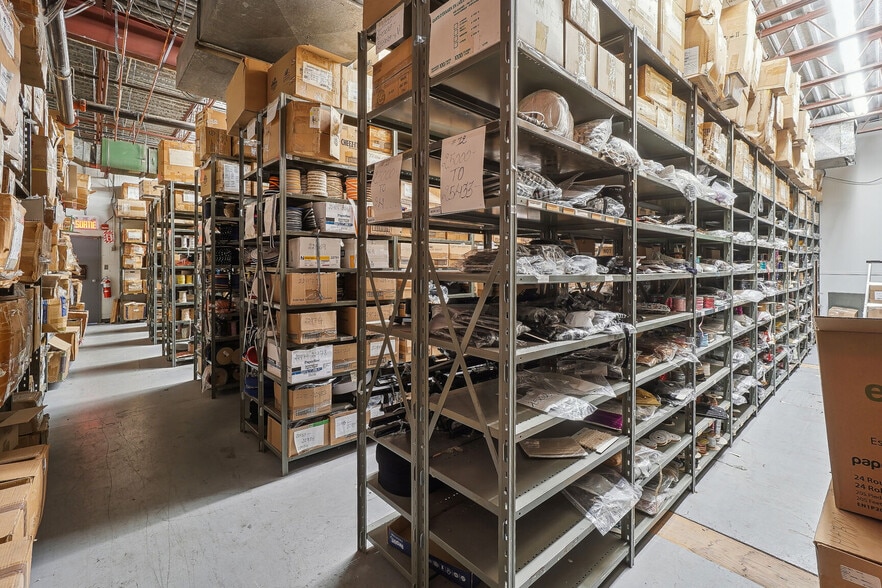 More Photos Of 1300 Rue De Louvain O, Montréal Light Manufacturing For Lease