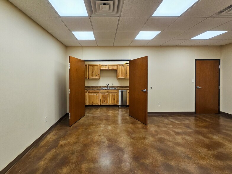 More Photos Of 110 CR 141, Sweetwater Manufacturing For Lease