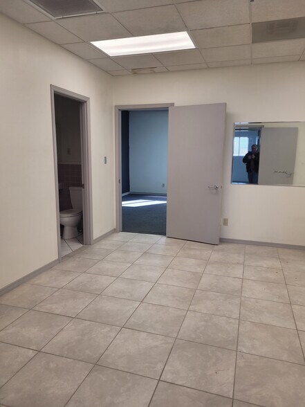 More Photos Of 7323 W Carole Ln, Glendale Light Distribution For Lease