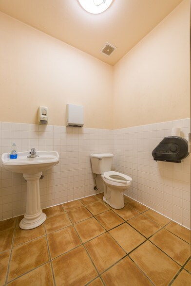 More Photos Of 13340 Leopard St, Corpus Christi Storefront For Sale