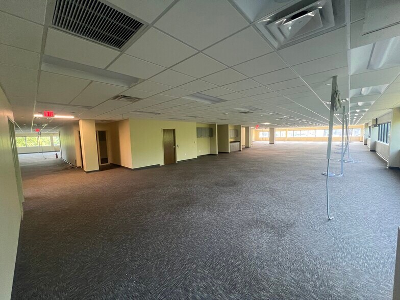 More Photos Of 2670 Chancellor Dr, Crestview Hills Office For Lease