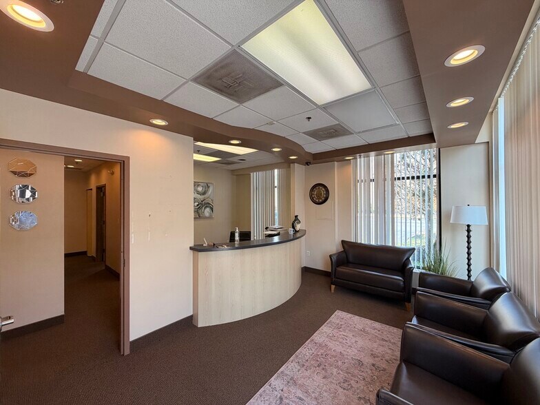 More Photos Of 1835-1857 E Big Beaver Rd, Troy Storefront For Lease