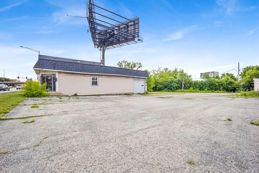 More Photos Of 21W042 Lake St, Addison Service Station For Sale