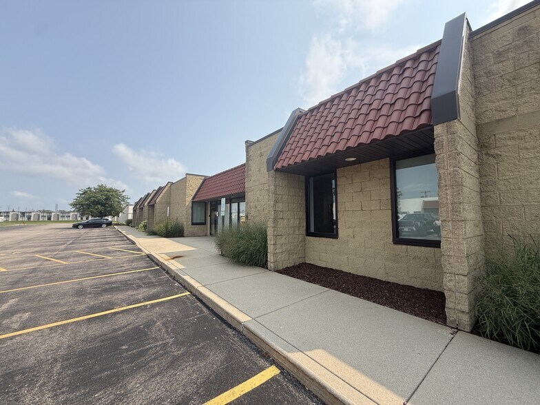 More Photos Of 365 Smoke Tree Plaza Dr, North Aurora Office For Lease