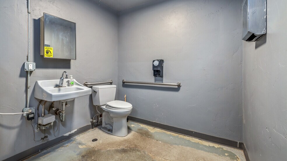 More Photos Of 106 E Smith St, Iron Mountain Distribution For Sale