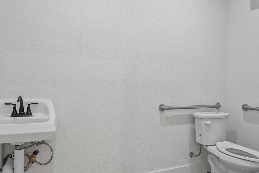 More Photos Of 2036 Seaborn Road Building 3 Suite A, Ponder Warehouse For Lease