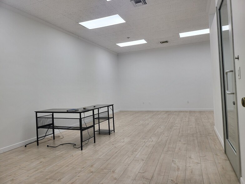 More Photos Of 4711 Oakwood Ave, Los Angeles Office For Lease