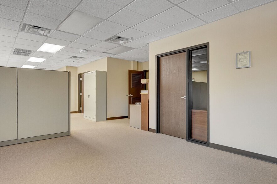More Photos Of 9900 Covington Cross Dr, Las Vegas Office For Lease