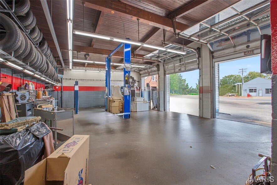 More Photos Of 6821 Morganford Rd, Saint Louis Auto Repair For Sale