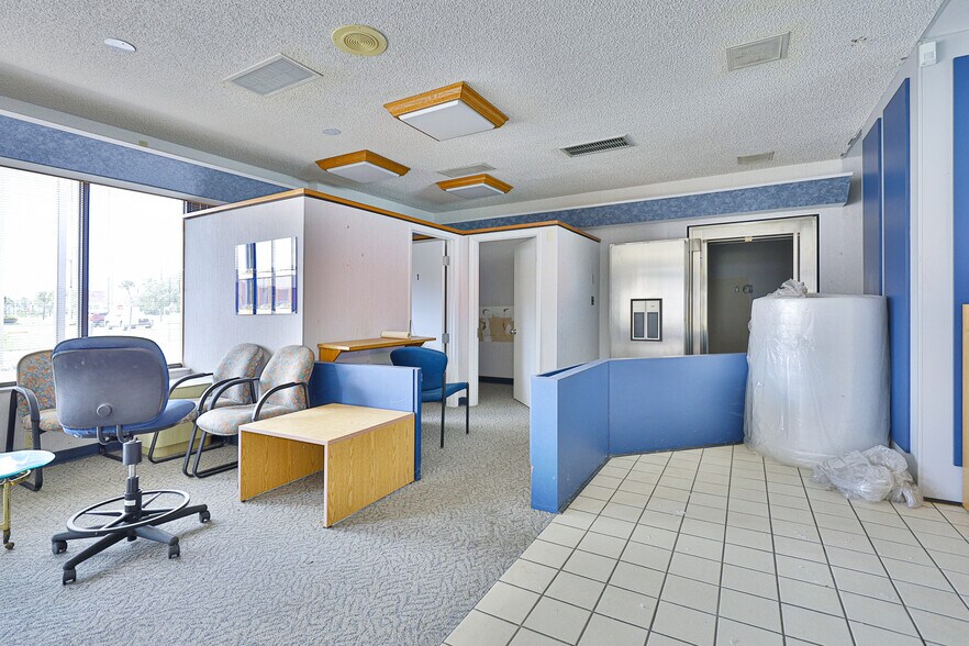 More Photos Of 320 W Cocoa Beach Cswy, Cocoa Beach Storefront Retail Office For Sale