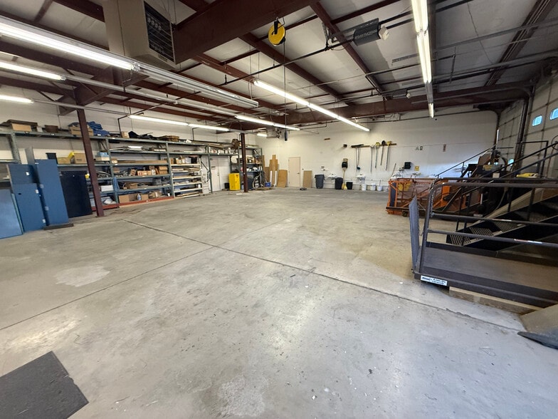 More Photos Of 1995 G Ave, Red Oak Industrial For Lease