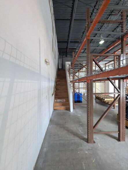More Photos Of 585 NW Mercantile Pl, Port Saint Lucie Light Manufacturing For Sale