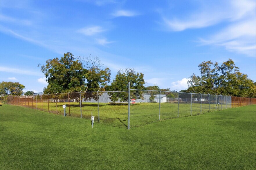 More Photos Of 13026 Rosecrest Dr, Houston Warehouse For Lease