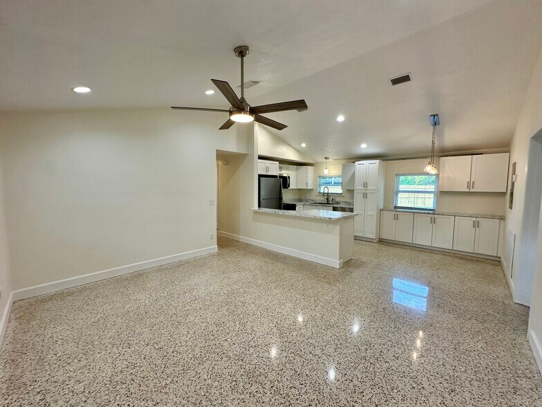 More Photos Of 7316 NE Waldo Rd, Gainesville Office For Lease