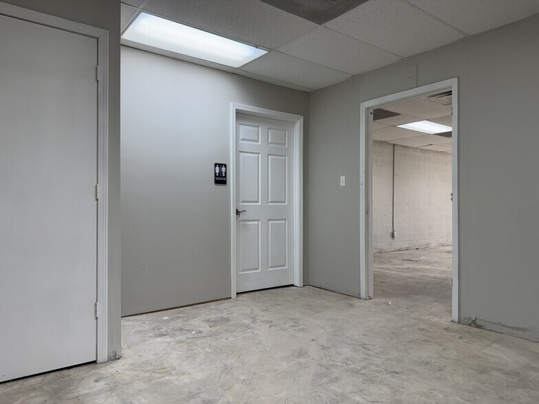 More Photos Of 2111-2113 W Main St, Norman Freestanding For Lease