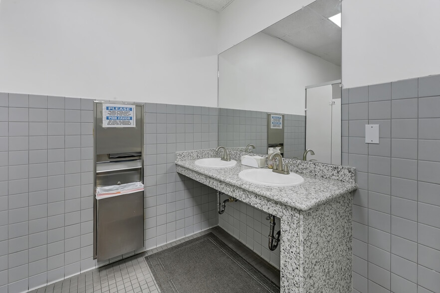 More Photos Of 1124 Blalock Rd, Houston Warehouse For Sale