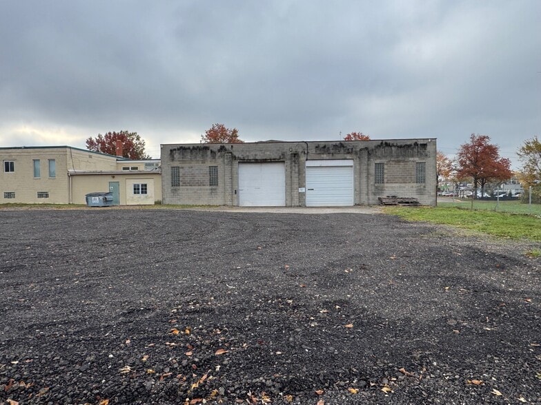 More Photos Of 1035-1037 Rosemary Blvd, Akron Light Manufacturing For Lease