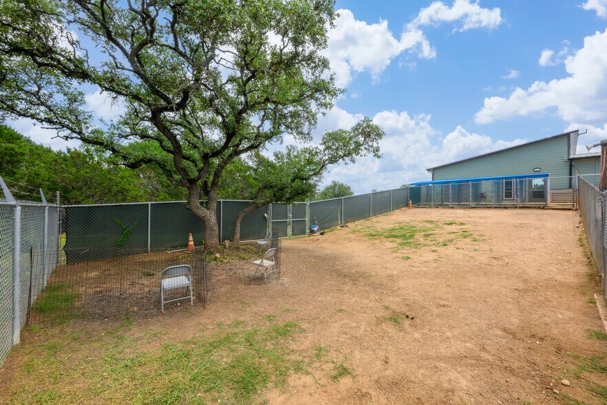 More Photos Of 1410 Live Oak Rd, Leander Showroom For Sale