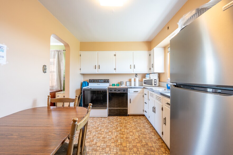 More Photos Of 1575 Mission Rd, Latrobe Flex For Sale