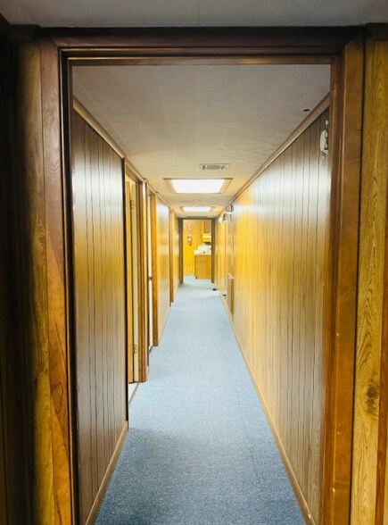 More Photos Of 1050 Detroit Ave, Nederland Distribution For Lease