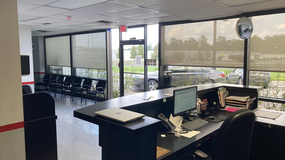 More Photos Of 1650 S Beltline Hwy, Mobile Showroom For Sale