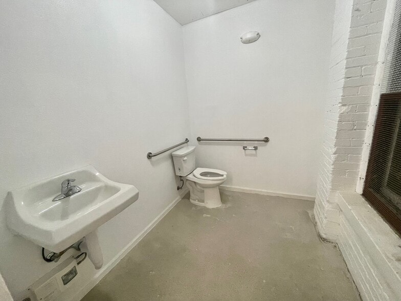 More Photos Of 200-232 W New Braunfels St, Seguin Warehouse For Lease
