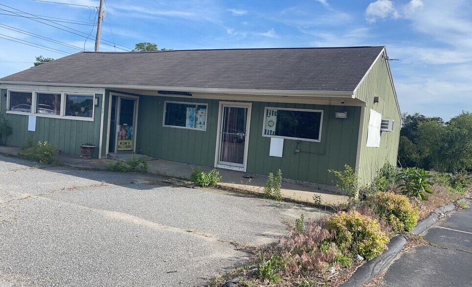 More Photos Of 1143 Fall River Ave, Seekonk Freestanding For Lease